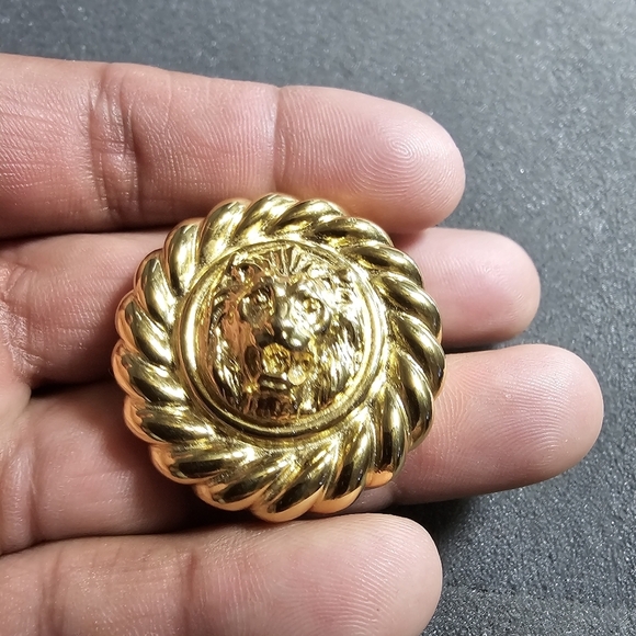 Vintage Iconic Lion Head Gold Tone Dome Button Shape 1.5” Scarf Clip Brooch show - Picture 6 of 8